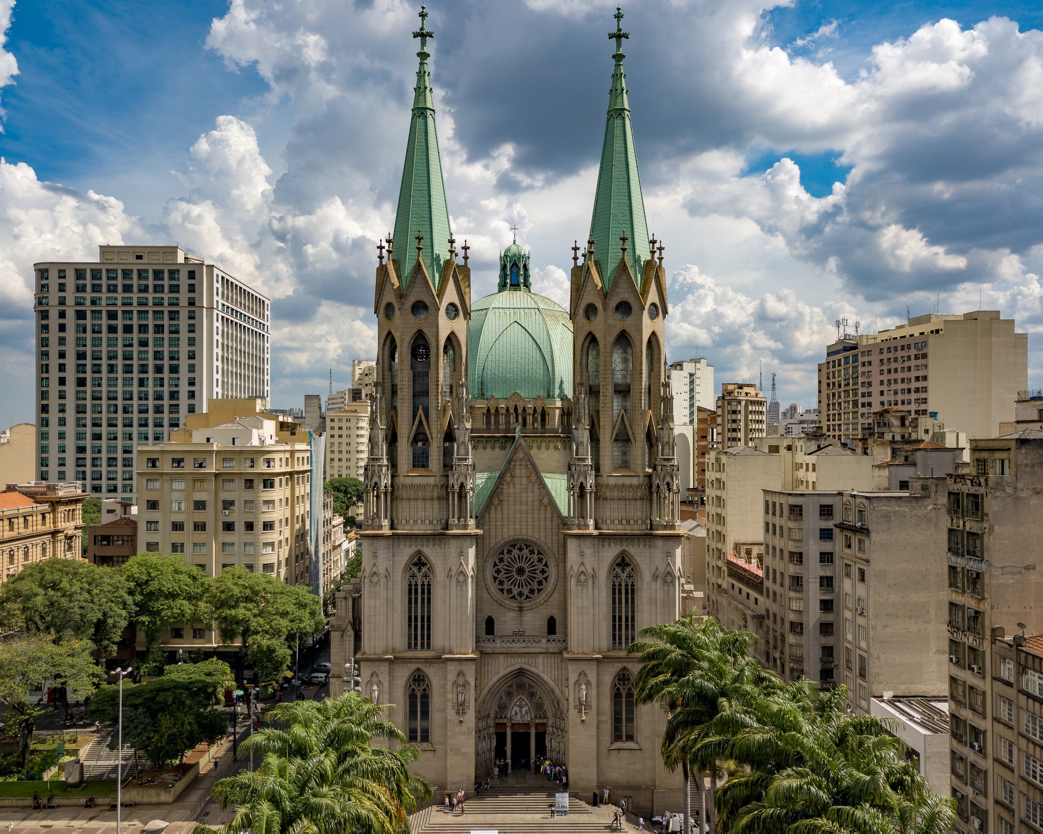 São Paulo Cathedral and surrounding city-centre buildings beneath a blue sky