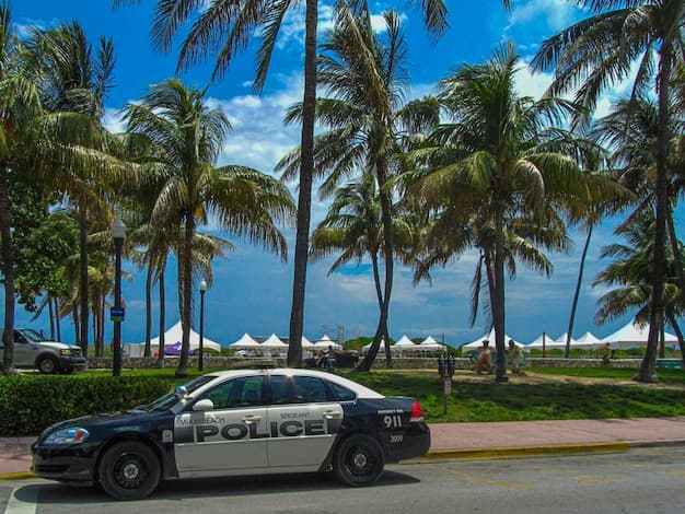 Fort Lauderdale Limo Service | Luxury Chauffeur Transportστοion for Airport, Corporστοe & Events