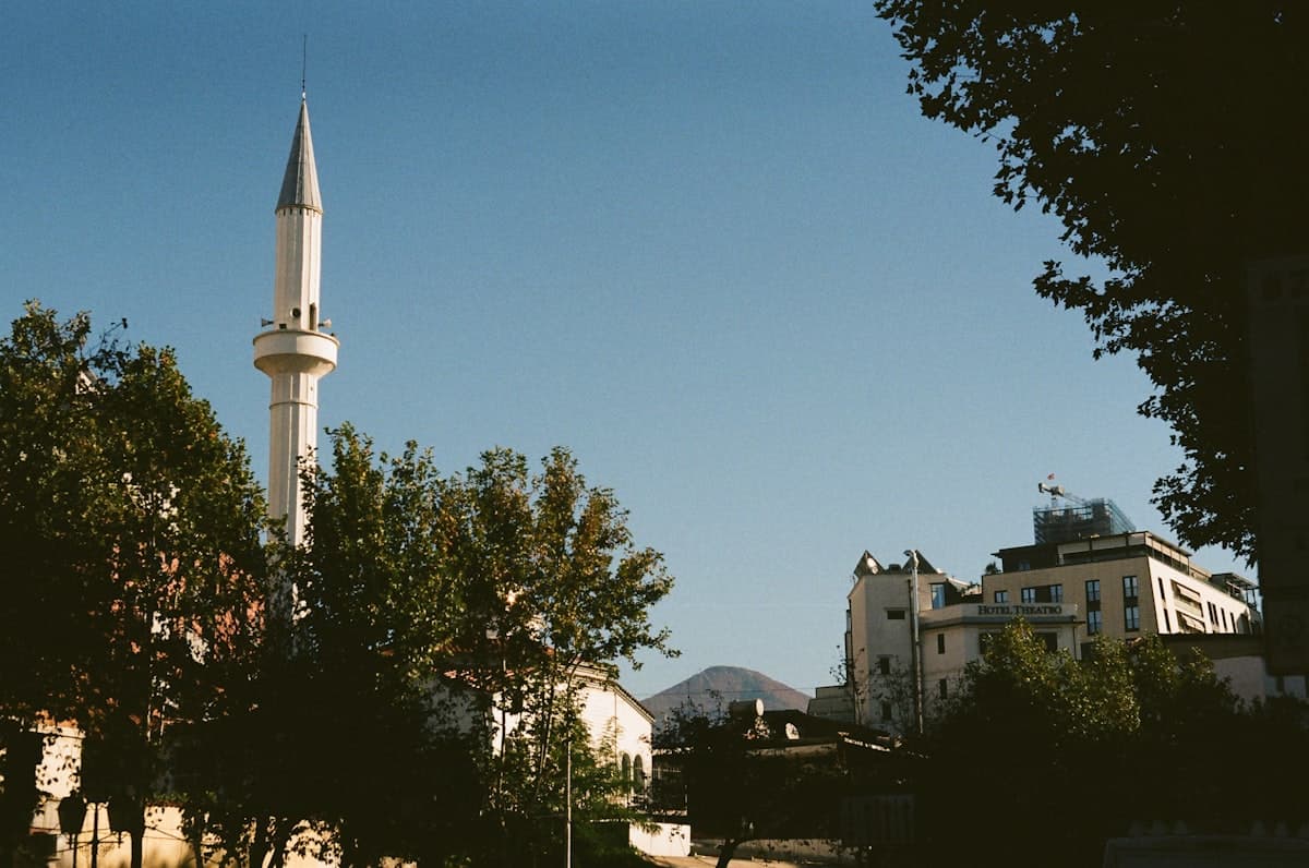 तिराना में घूमना - लागत, टिप्स और परिवहन विकल्प