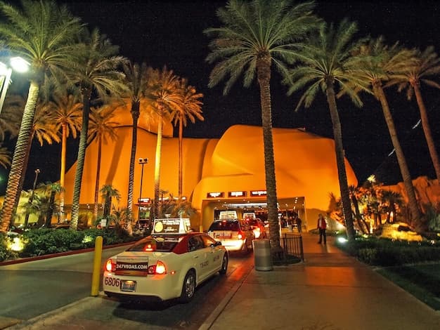 Las Vegas Limo Airport Transfers - Luxury Private Car