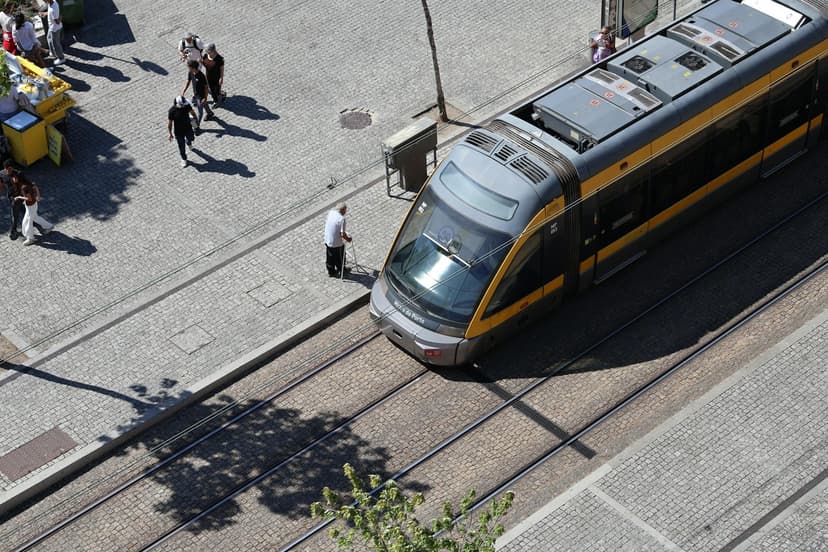 Porto: Public Transport vs. Private Transfer