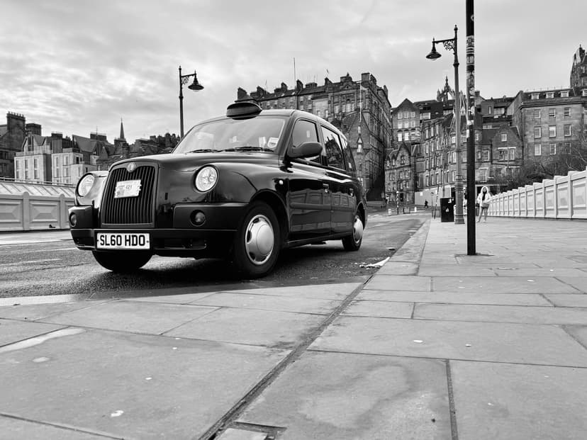 Edinburgh Airport: Train vs Taxi - The Best Choice?