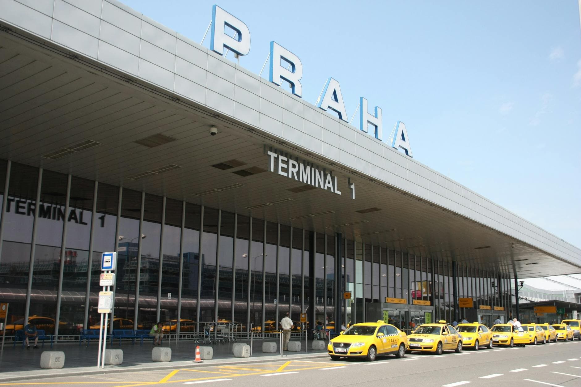 Warsaw Airport: Train vs Taxi – Which is Best?