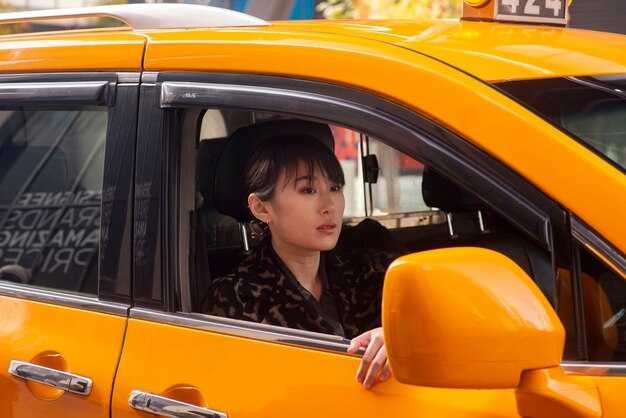 Night travel, peak hours, and language tips for safer rides