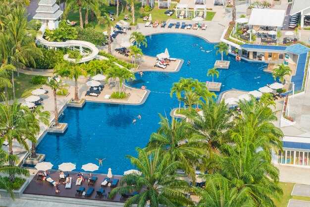 Dining, Lounges, and In-House Amenities at Nearby Hotels
