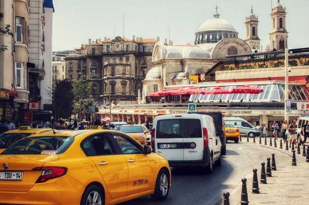 How to recognize licensed Cairo Airport taxis versus street hails