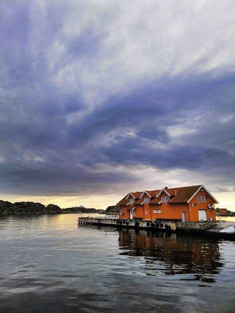 Key features, capacity, and pricing strategies for riverfront holiday homes