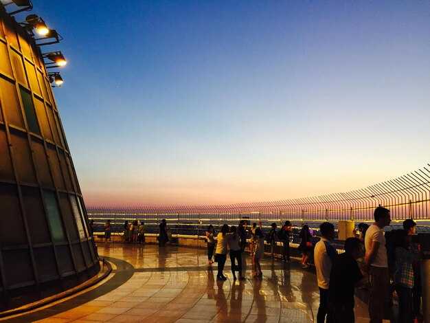 Payment Methods: Cash, Card, or Contactless Pay at the Taxi Stand