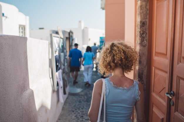 Arriving to Oia: step-by-step on the last leg from the drop-off point to your hotel