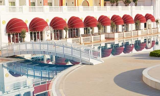  Which hotels are within a 5-minute drive of Los Cabos International Airport (SJD)?