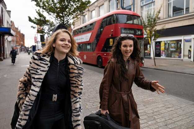 Reading Real-Time Transit: Apps, Stop Displays, and Live Updates