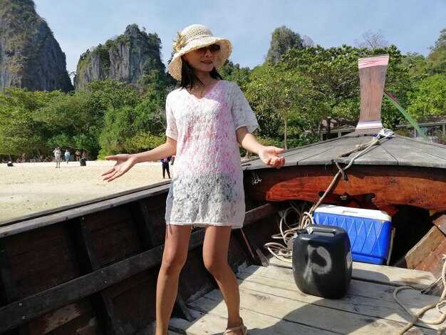 Which bus routes connect Hat Yai to Songkhla and when do they run?