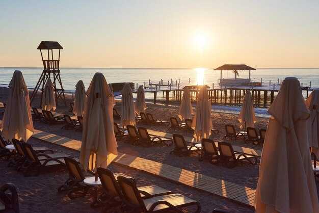 Nightlife districts: Mykonos Town, Psarou, and Paradise by vibe