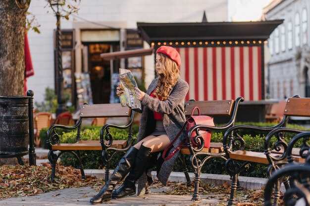 Dam Square Quick Walk: Royal Palace, Nieuwe Kerk, and Canal Views