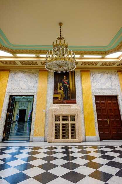 Dining and On-Site Services: Breakfast availability, lounge areas, and guest services