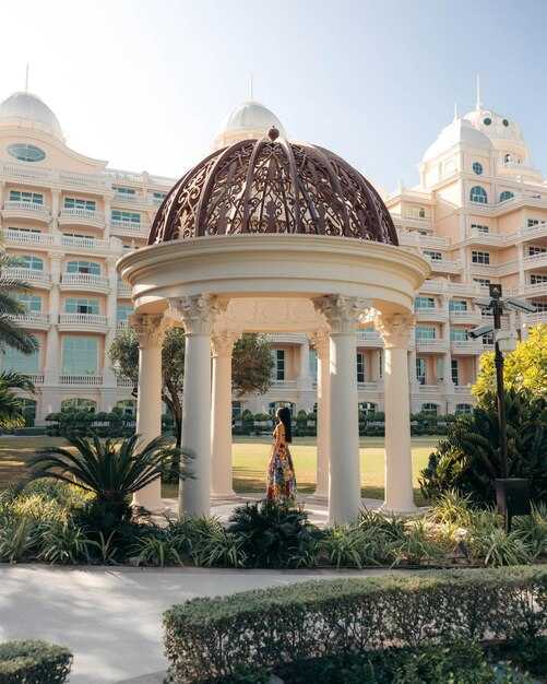 Nearby Attractions and Neighborhood Walkability: Museums, plazas, shops, and beaches nearby