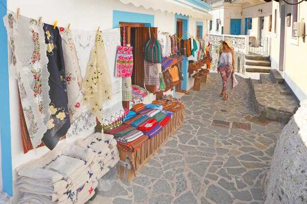 Embroidered Aprons and Kitchen Textiles: Signs of quality and regional patterns
