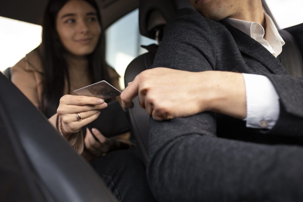Reisveiligheid: Waarom het belangrijk is om alleen transfers te boeken en te communiceren met chauffeurs via het marktplaats-platform