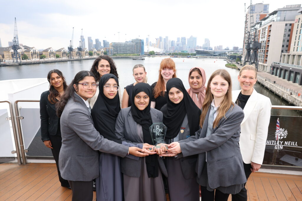 Kelet-londoni diákok diadalmaskodtak a Women in Aviation Challenge versenyen a London City repülőtéren