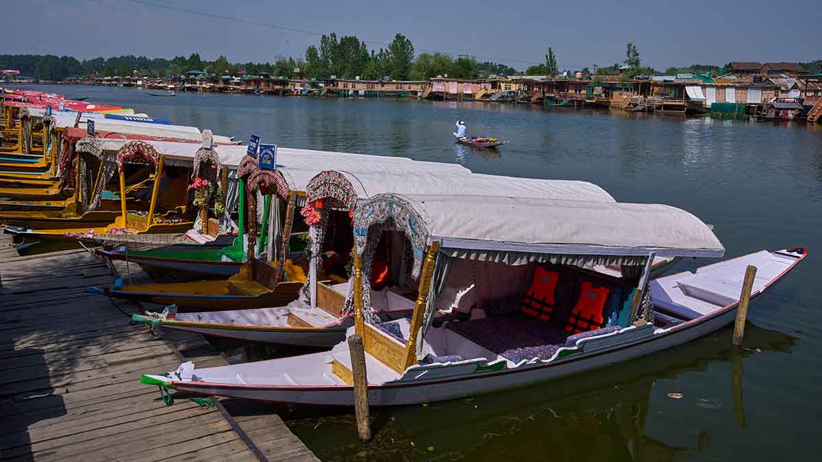 Kashmir Offers Attractive Discounts to Boost Tourism Recovery