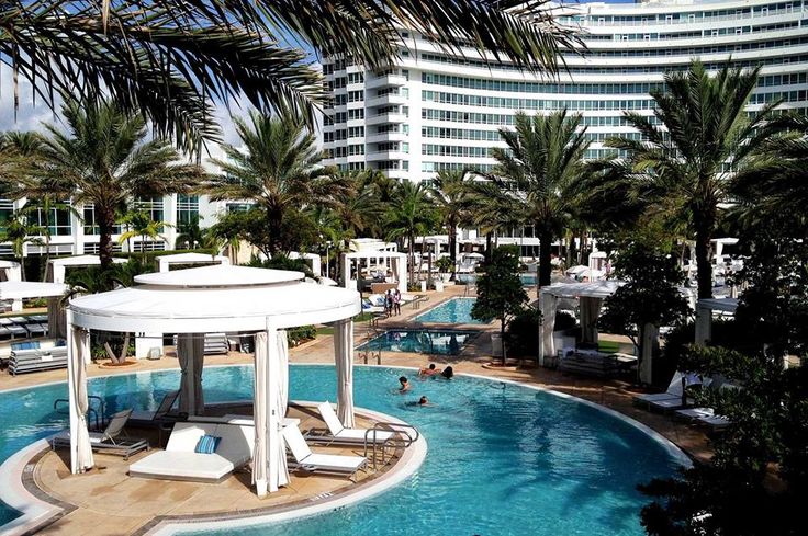 Umfangreiche Neugestaltung des Terrassenbereichs am Außenpool im Fontainebleau Miami Beach
