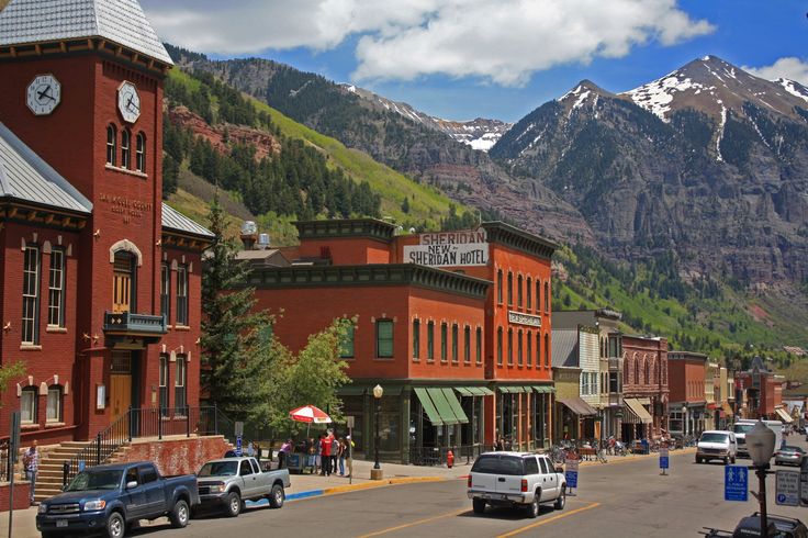 Colorado’s Mountain Towns Grapple with Tourist Declines and Economic Impact