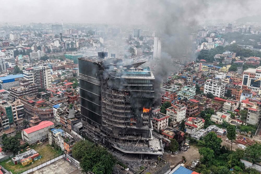 La violencia contra hoteles importantes genera preocupación por la estabilidad turística y de inversión de Nepal