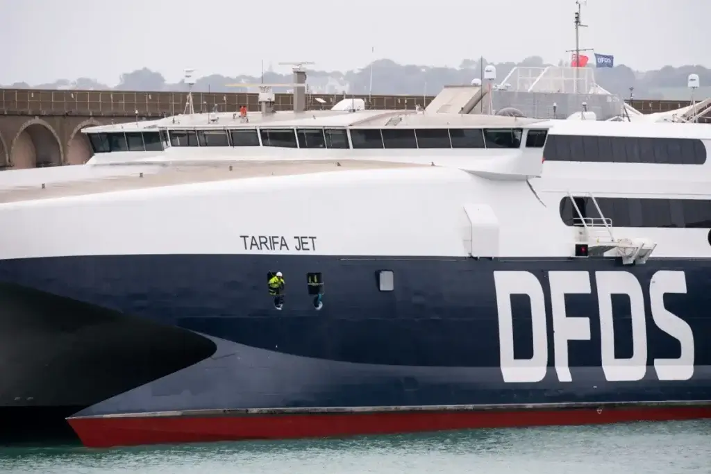 Entendiendo el Complejo Declive en el Turismo de Jersey: Ferries, Rutas Aéreas y Dinámicas de la Industria