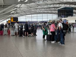 El Aeropuerto de Heathrow, Terminal 4, Reabre Tras Evacuación Debido a Alarma de Materiales Peligrosos – Novedades de Viajes
