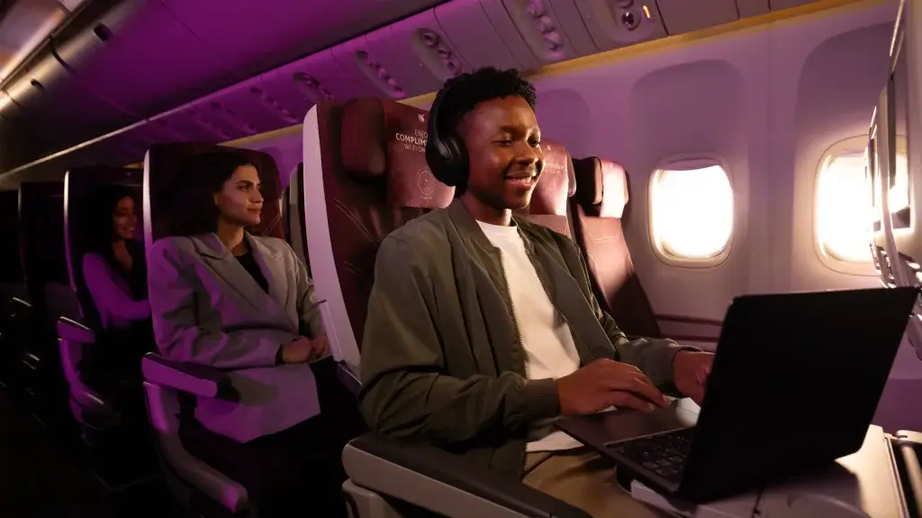 How Qatar Airways Revolutionized In-Flight Wi-Fi with 100+ Starlink-Equipped Widebody Jets