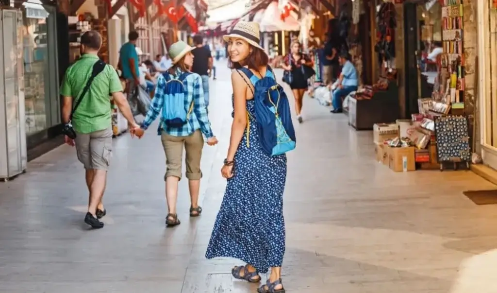 Турецкий сектор туризма ожидает стабильный рост и увеличение затрат в преддверии 2026 года.