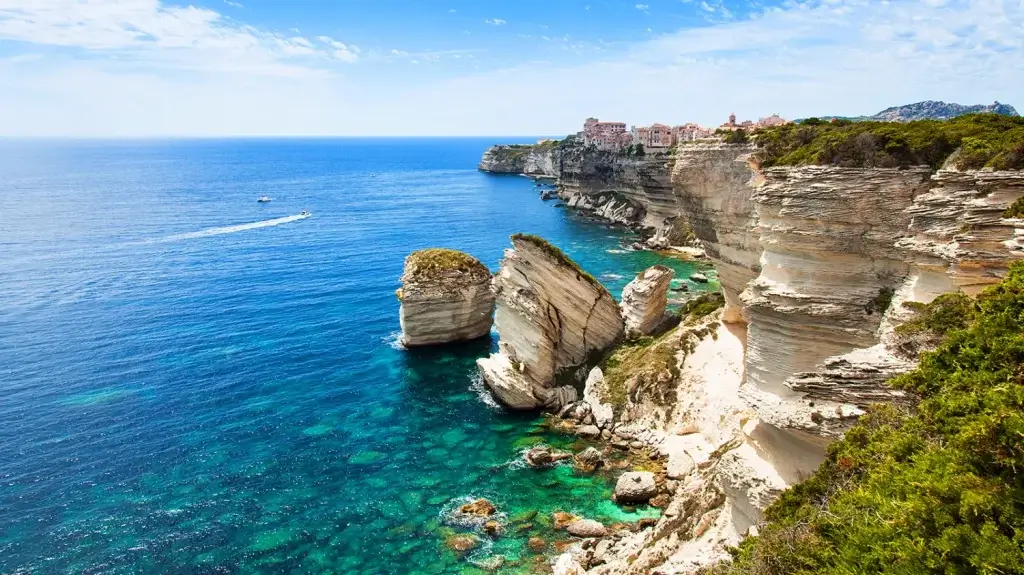 Explore France Solo: Unmissable Destinations and Activities for Independent Travellers