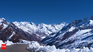 Heavy snow keeps Srinagar-Jammu NH-44 shut for two days, leaving visitors stranded and costs rising