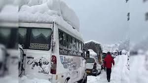 Heavy snow traps tourists in Manali as NH-3 limited to light vehicles and buses halted